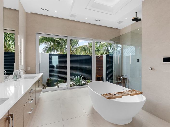 Image No.28-5 Bed Property for sale