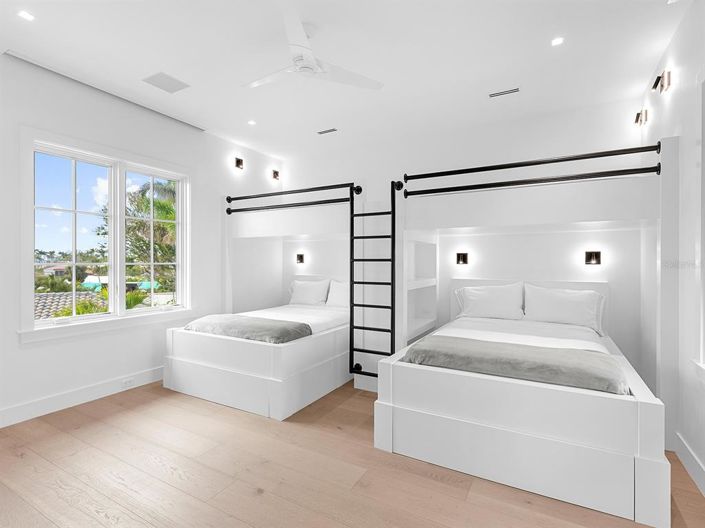 Image No.47-5 Bed Property for sale