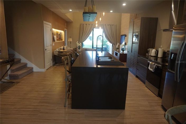 Image No.12-4 Bed Townhouse for sale