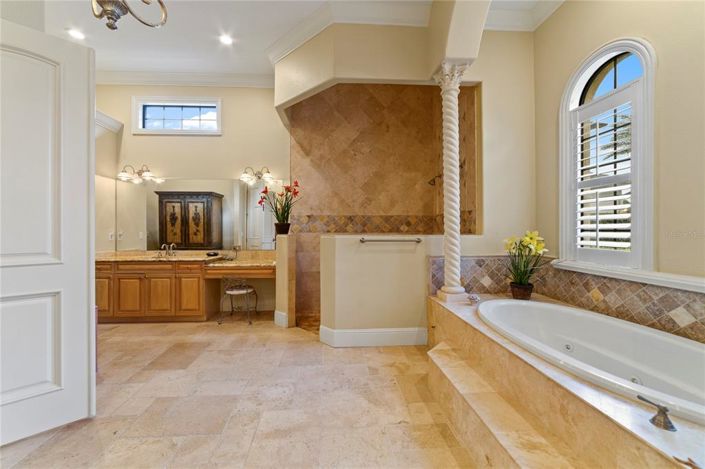 Image No.14-6 Bed Property for sale