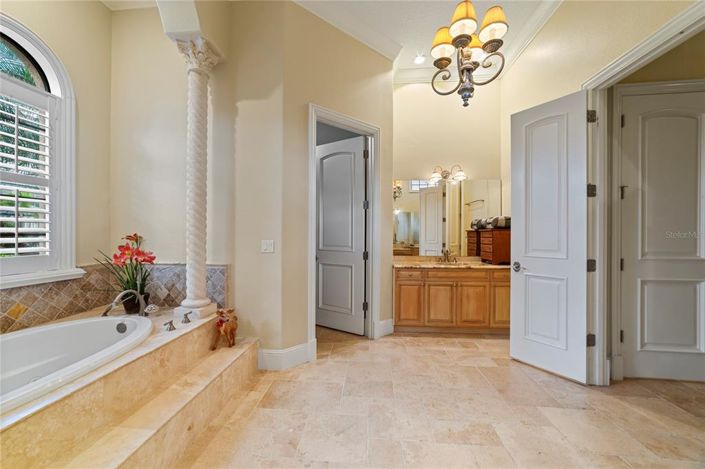 Image No.15-6 Bed Property for sale