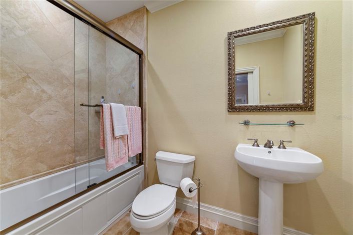 Image No.20-6 Bed Property for sale