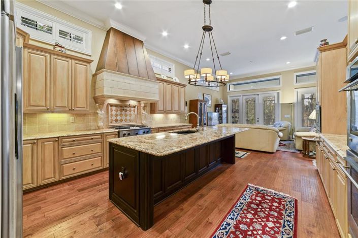 Image No.8-6 Bed Property for sale