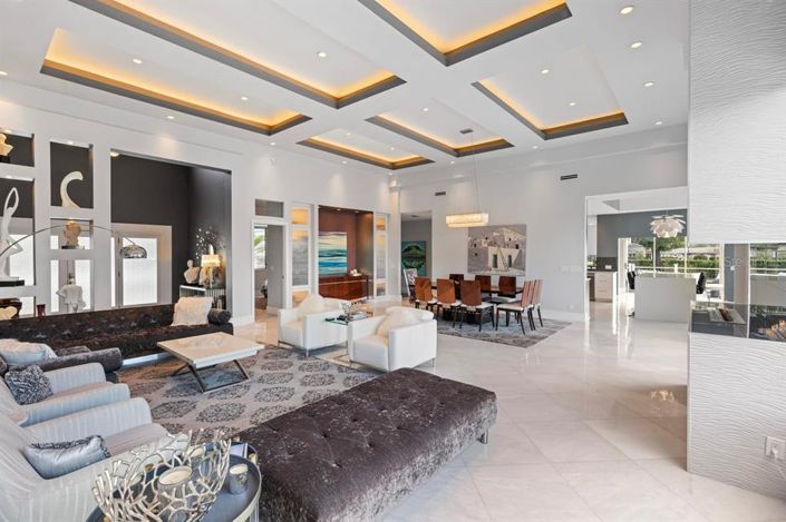 Image No.15-6 Bed Property for sale