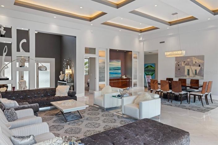 Image No.16-6 Bed Property for sale