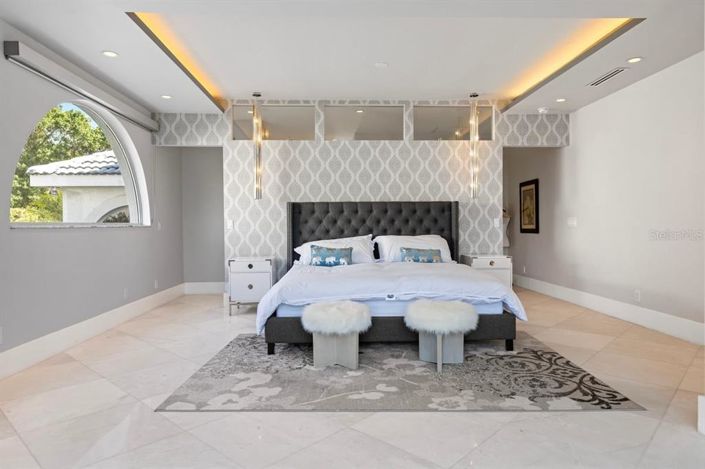 Image No.17-6 Bed Property for sale