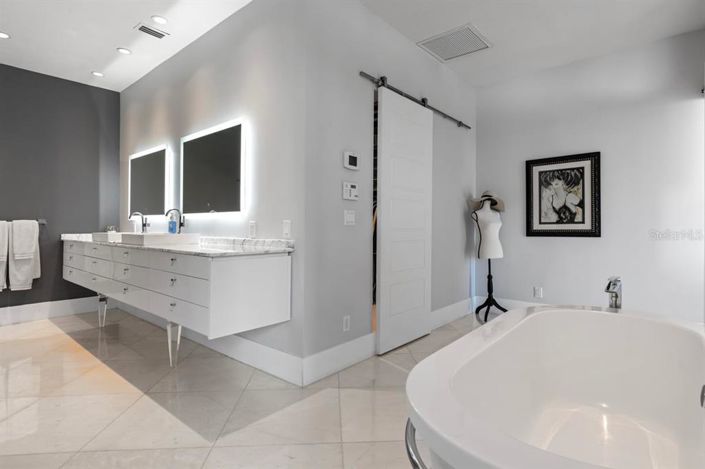 Image No.20-6 Bed Property for sale