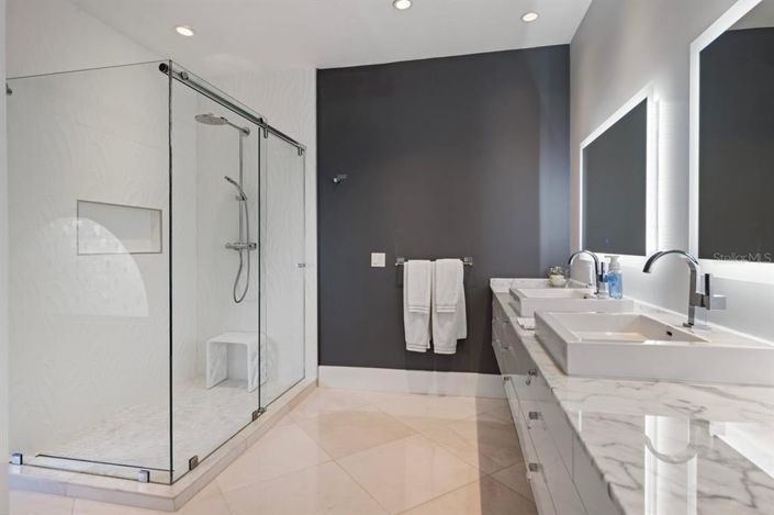 Image No.21-6 Bed Property for sale