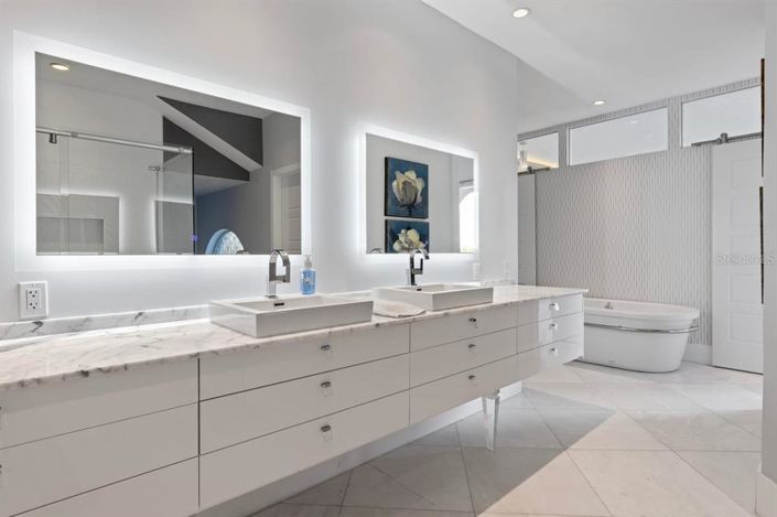 Image No.22-6 Bed Property for sale