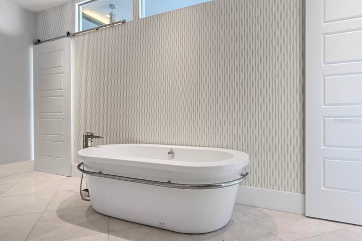 Image No.23-6 Bed Property for sale