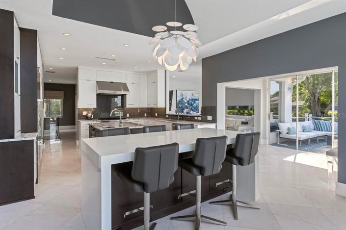 Image No.24-6 Bed Property for sale