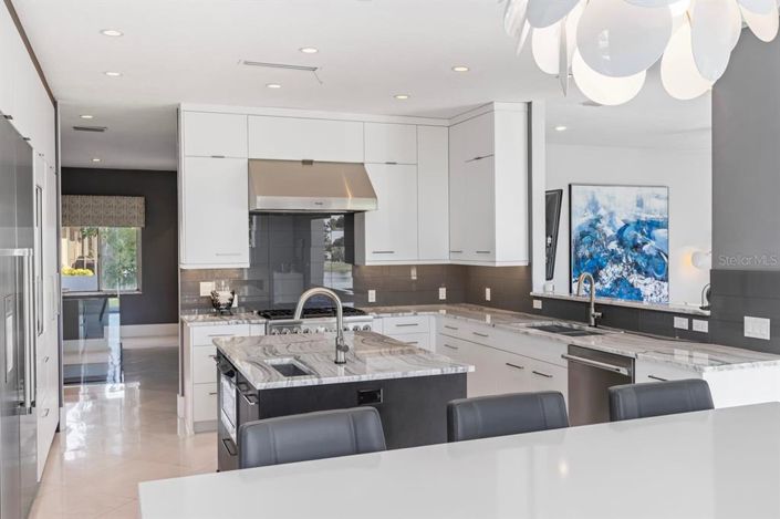 Image No.25-6 Bed Property for sale