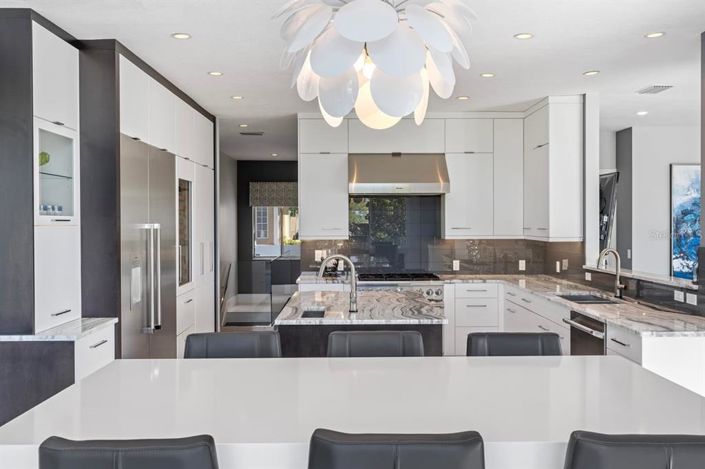 Image No.27-6 Bed Property for sale