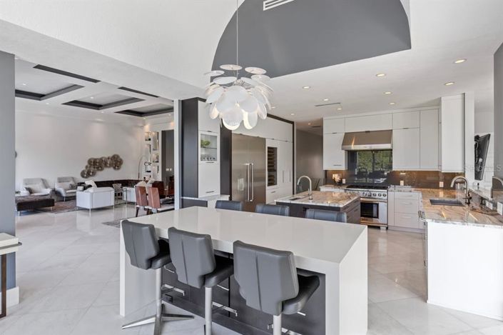 Image No.28-6 Bed Property for sale