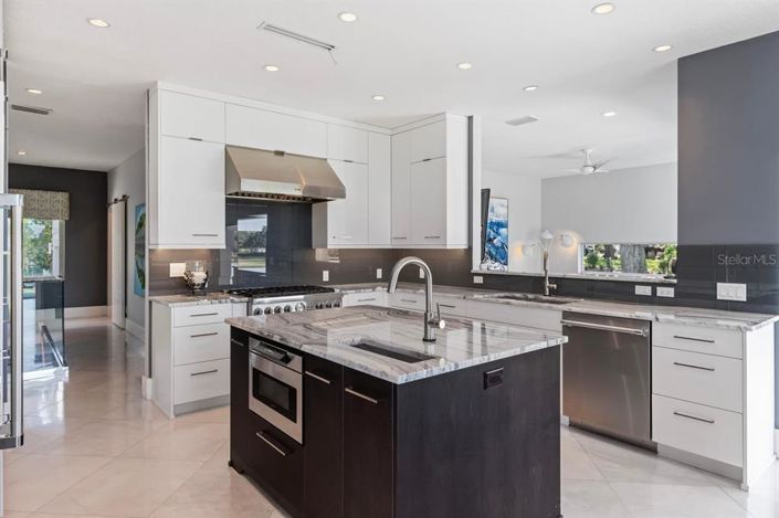 Image No.30-6 Bed Property for sale