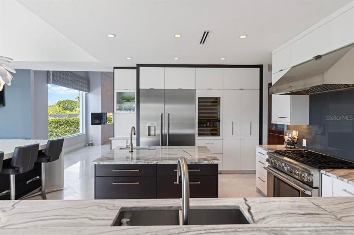 Image No.34-6 Bed Property for sale