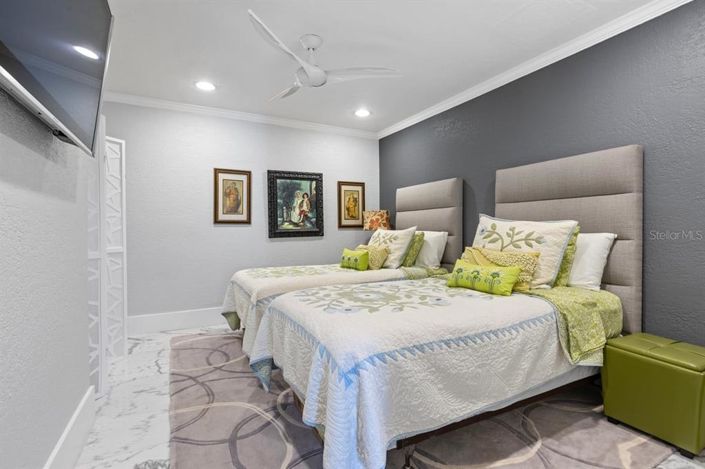 Image No.52-6 Bed Property for sale