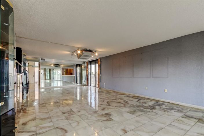 Image No.25-2 Bed Property for sale