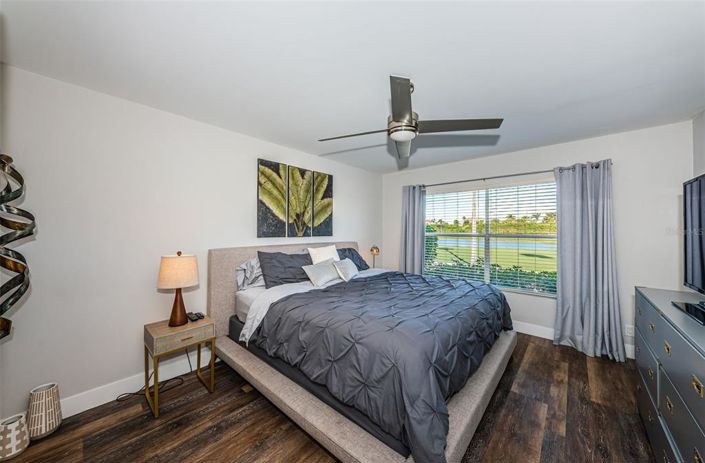 Image No.10-2 Bed Property for sale