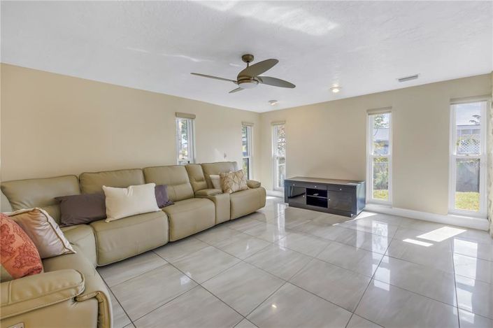 Image No.22-3 Bed Property for sale