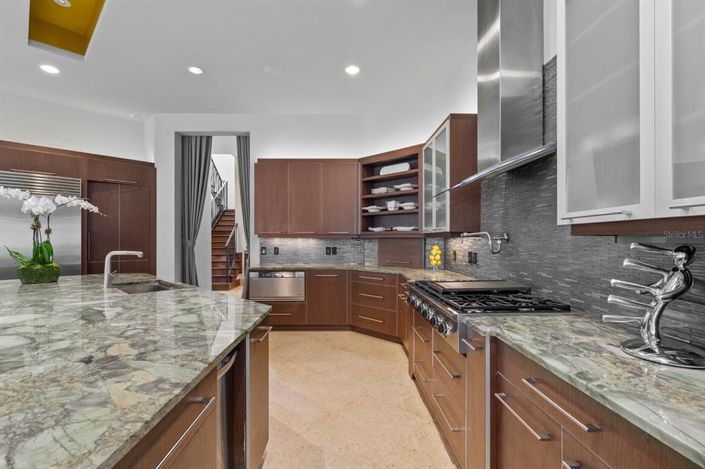 Image No.20-6 Bed Property for sale