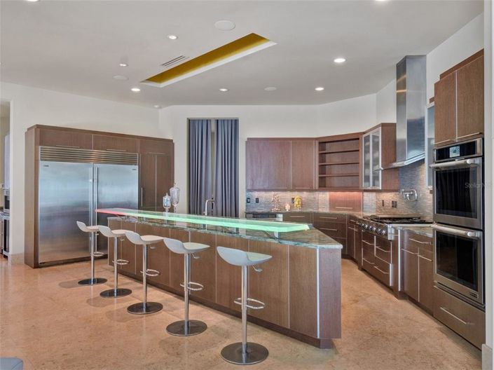 Image No.21-6 Bed Property for sale