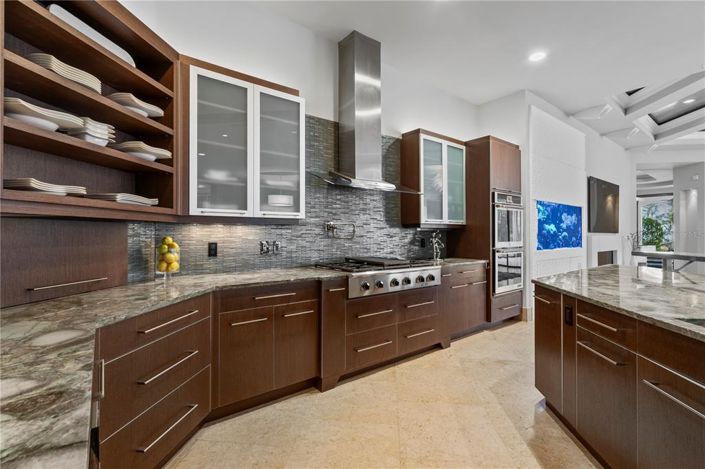 Image No.21-6 Bed Property for sale