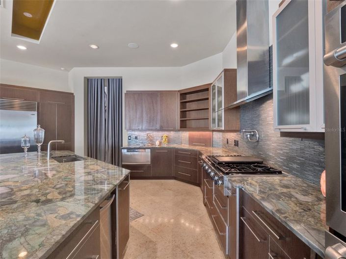 Image No.22-6 Bed Property for sale