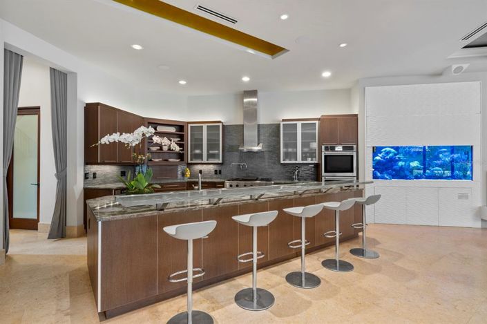 Image No.22-6 Bed Property for sale