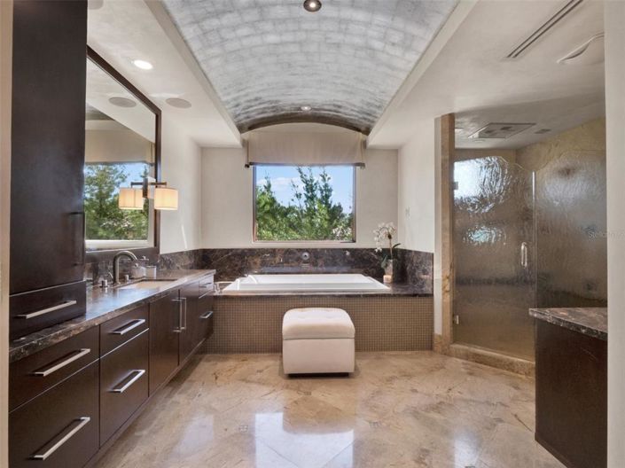 Image No.35-6 Bed Property for sale