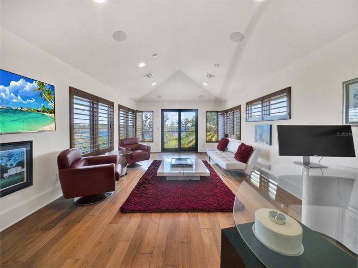 Image No.54-6 Bed Property for sale