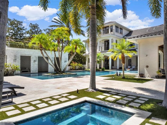 Image No.8-6 Bed Property for sale