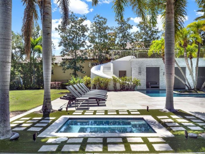 Image No.9-6 Bed Property for sale