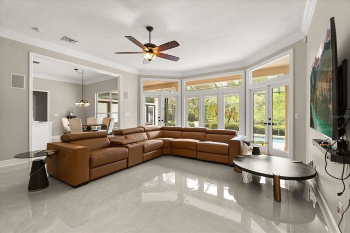 Image No.10-5 Bed Property for sale