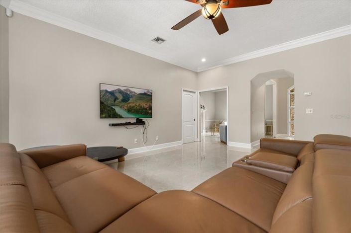 Image No.12-5 Bed Property for sale