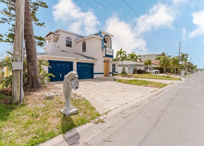 Image No.1-6 Bed Property for sale