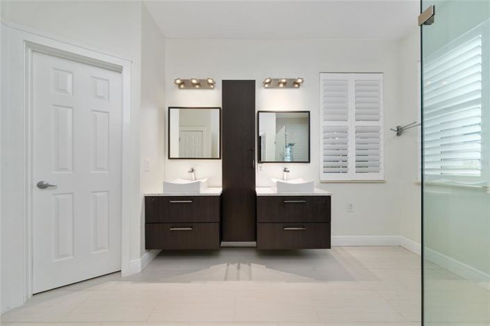 Image No.20-4 Bed Property for sale