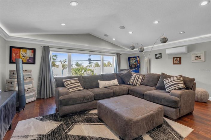 Image No.8-3 Bed Property for sale