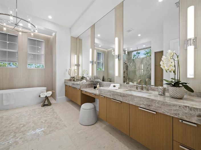 Image No.43-4 Bed Property for sale