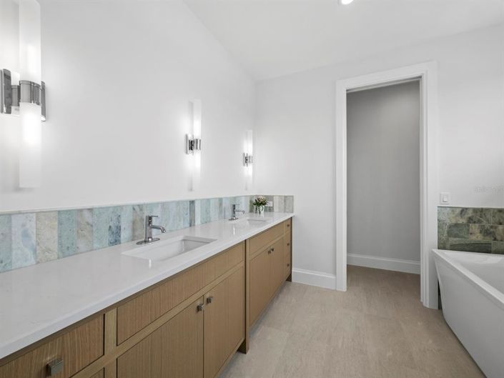 Image No.76-4 Bed Property for sale