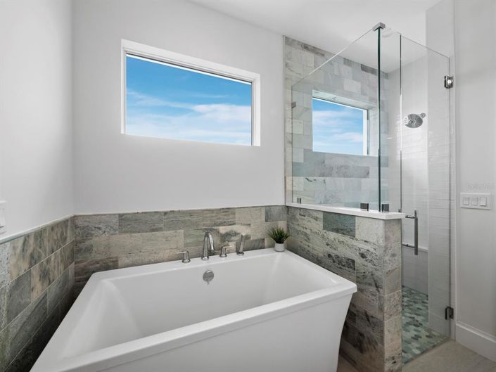 Image No.77-4 Bed Property for sale