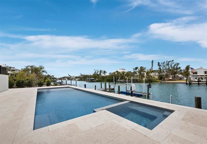 Image No.78-4 Bed Property for sale