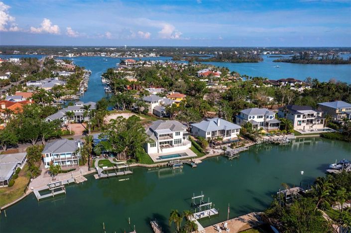 Image No.87-4 Bed Property for sale