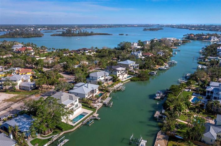 Image No.90-4 Bed Property for sale