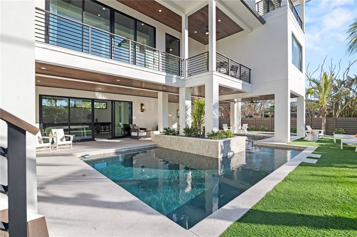 Image No.2-8 Bed Property for sale