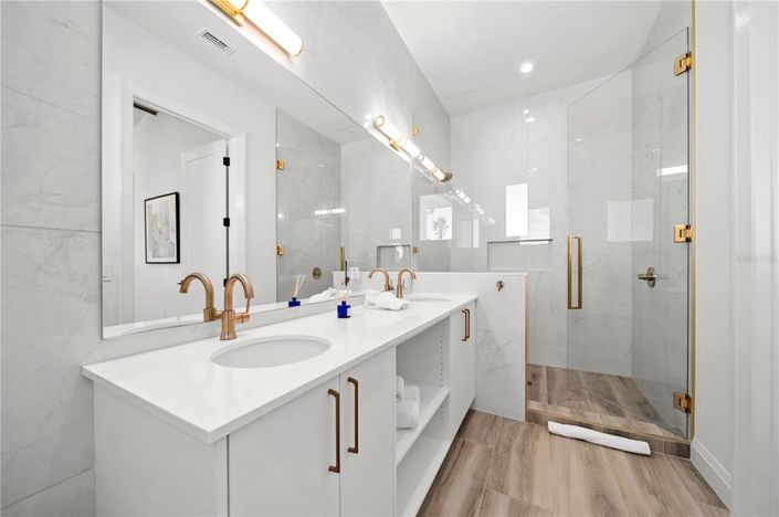 Image No.36-8 Bed Property for sale