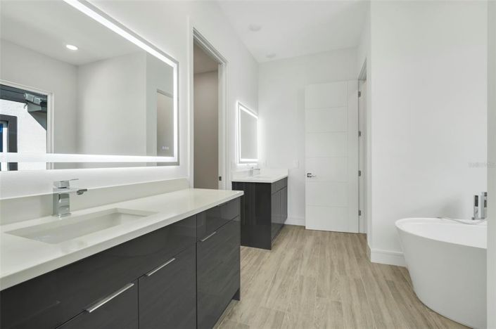 Image No.26-4 Bed Property for sale