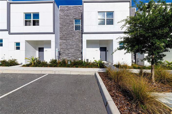 Image No.1-5 Bed Townhouse for sale