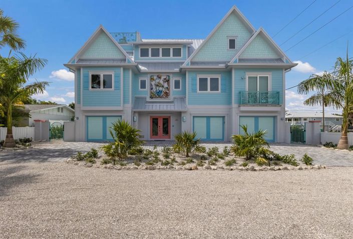 Image No.1-4 Bed Property for sale