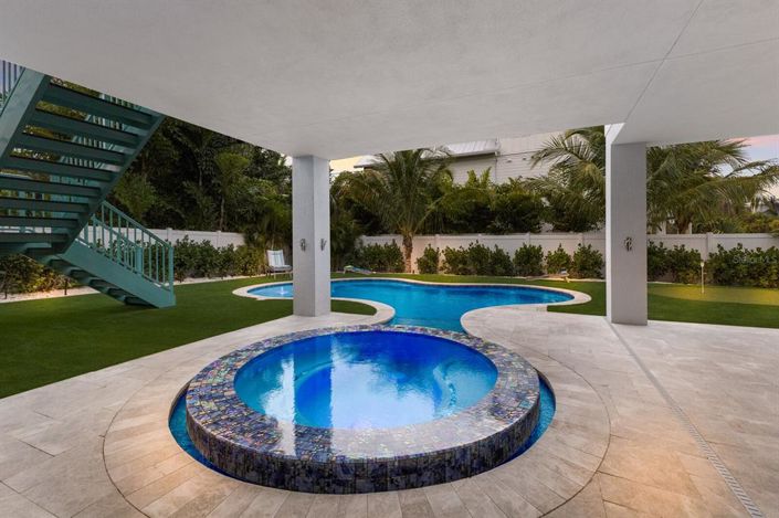 Image No.87-4 Bed Property for sale